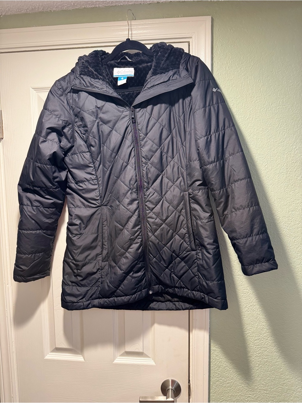 Columbia Women’s ' Black Quilted Jacket with Hood Excellent Condition